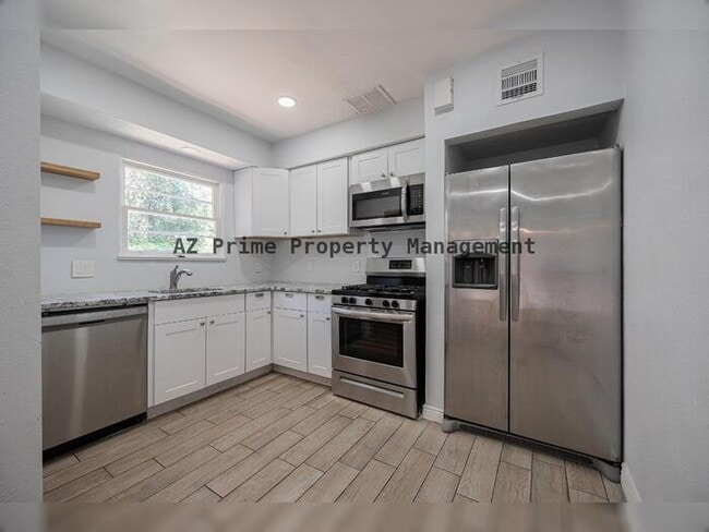 Building Photo - 506 W 11th St