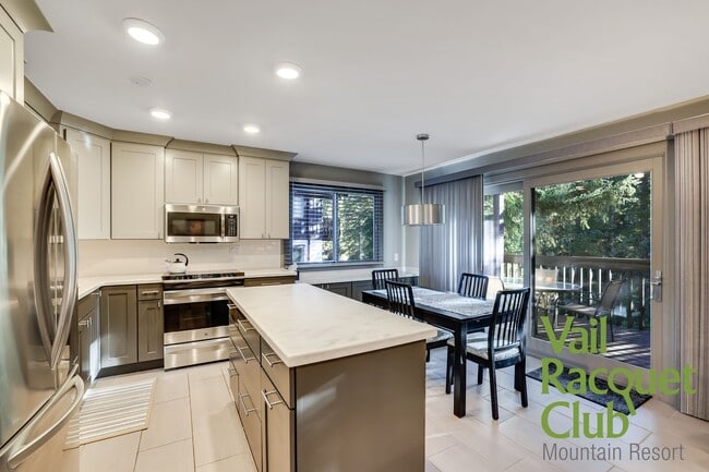 Building Photo - 4660 Racquet Club Dr