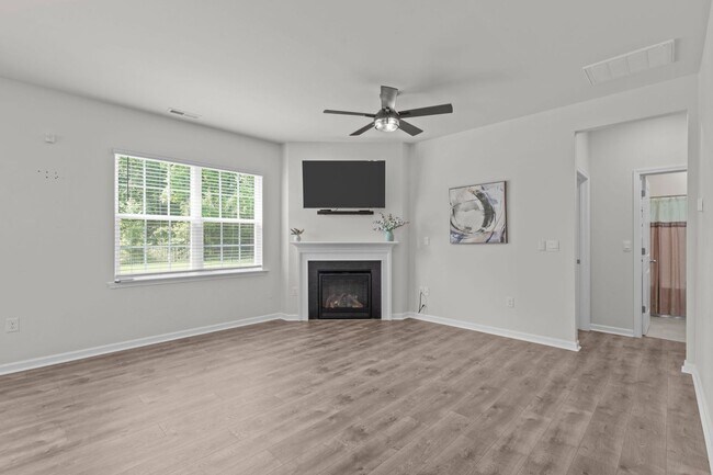 Building Photo - Stunning 5 Bedroom Home with a Fully Fenced In Yard!