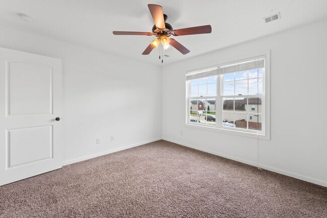 Building Photo - Stunning Home with No Backyard Neighbors!