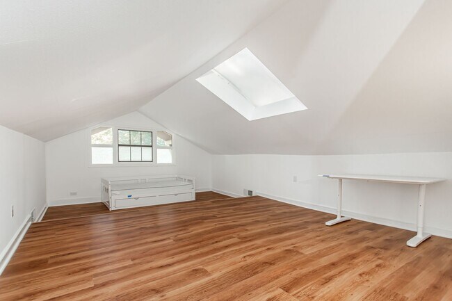 Building Photo - Beautiful Craftsman Style in Junius Heights!