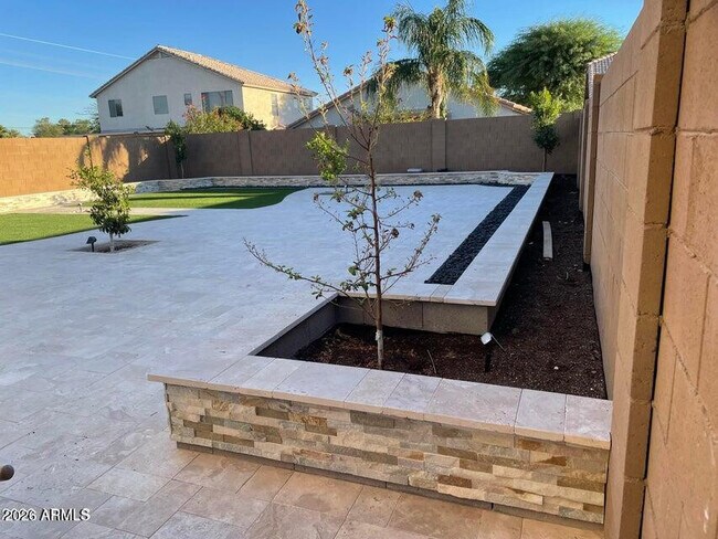 Building Photo - 9115 W Glenrosa Ave