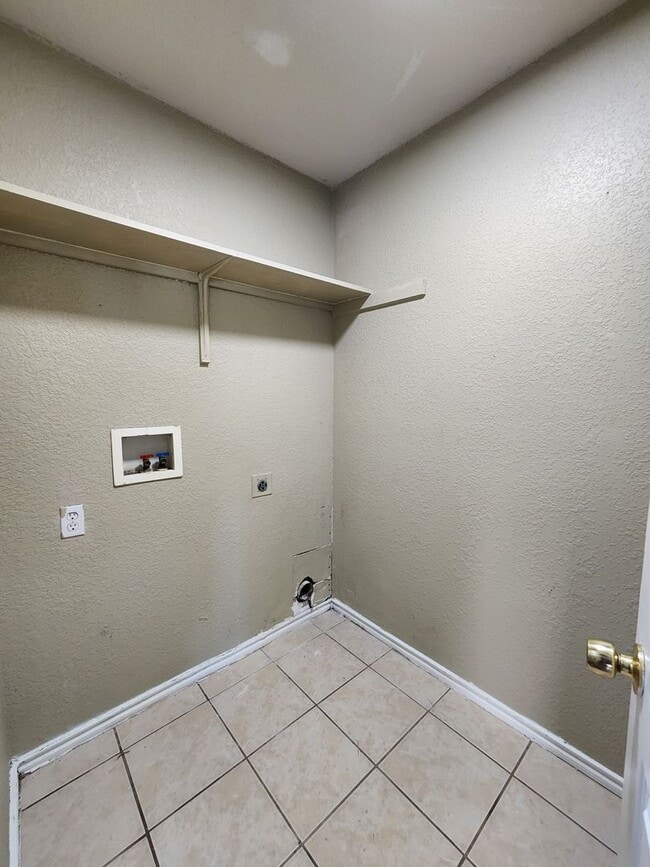 Building Photo - Roomy 3 Bedroom Duplex In S. Fort Worth