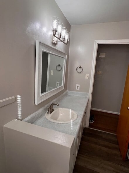 Building Photo - 5680 Meadowcrest St