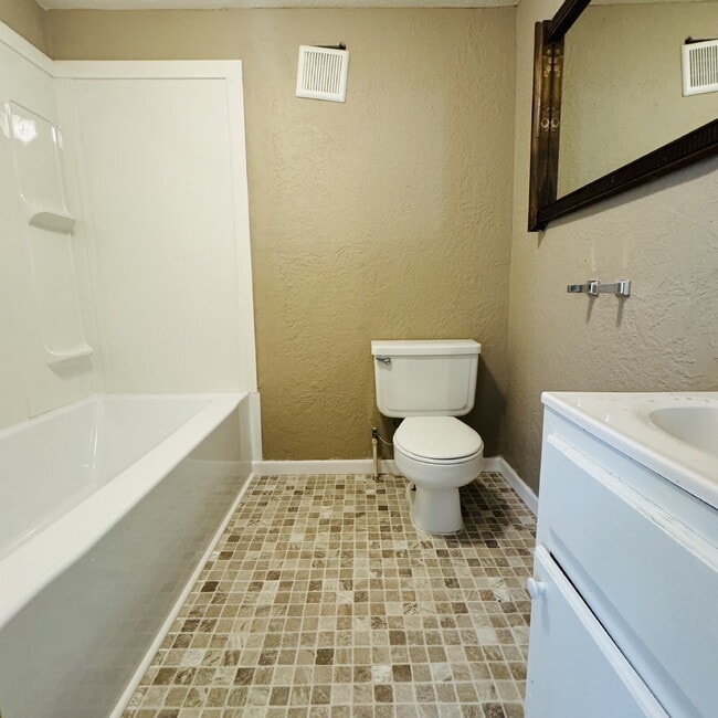 Building Photo - Victorian-style 1 Bedroom | 1 Bathroom Apartment in The Avenues!