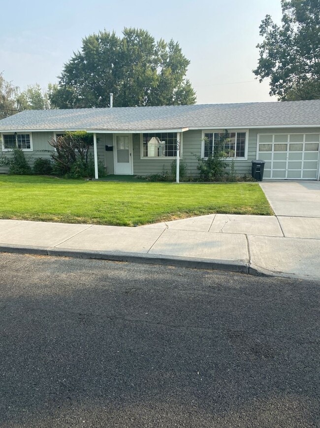 Building Photo - Recently Updated Home Near High School