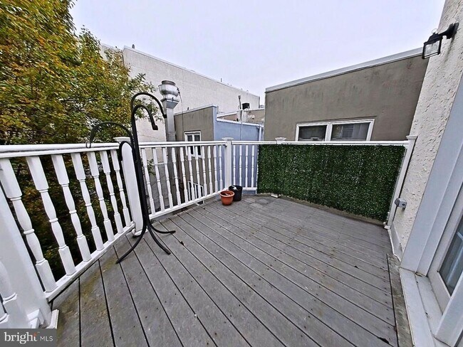 Building Photo - 606 S 16th St