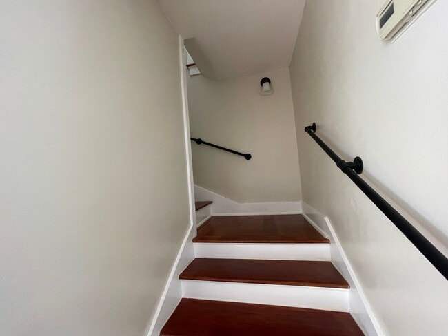 Building Photo - Highland Charmer! Come see Today!