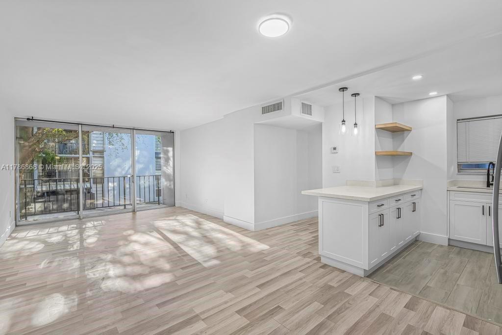 Building Photo - 110 Fontainebleau Blvd