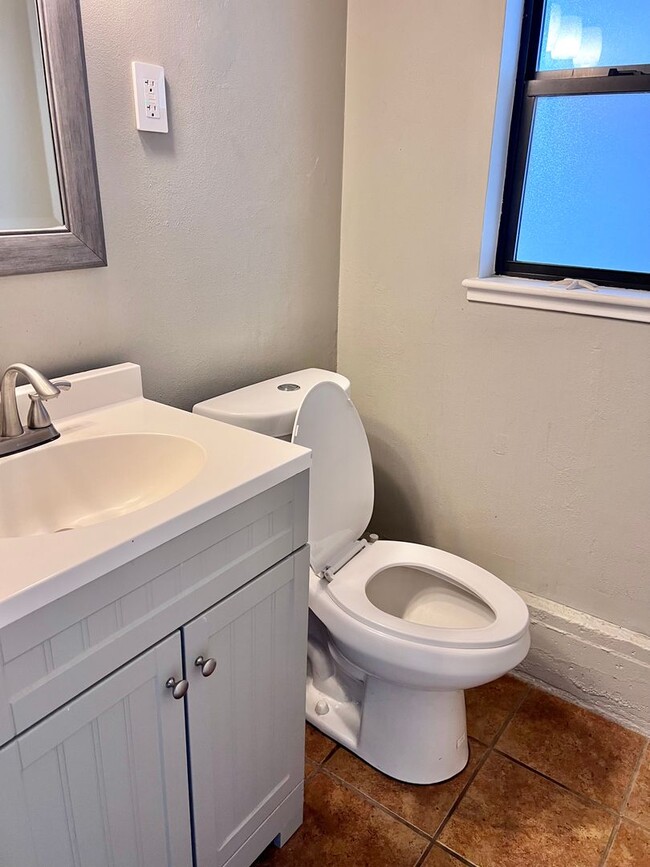 Building Photo - 3 Bed / 1.5 Bath | Thornwood Terrace Home ...