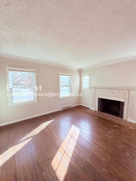 Building Photo - 5747 Lakepointe St