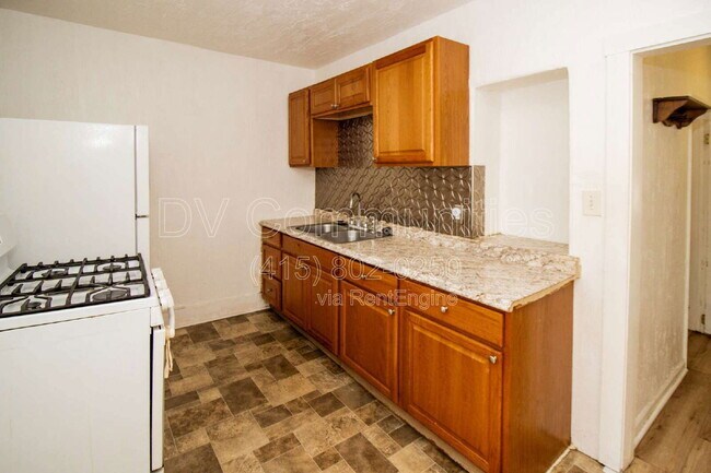 Building Photo - 636 Allyn St