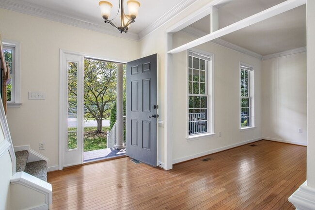 Building Photo - BEAUTIFUL 5 BEDROOM HOME IN HAMPTON PARK