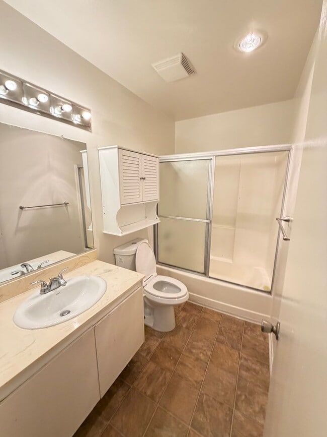 Building Photo - *Spacious 1 Bedroom in La Jolla!*