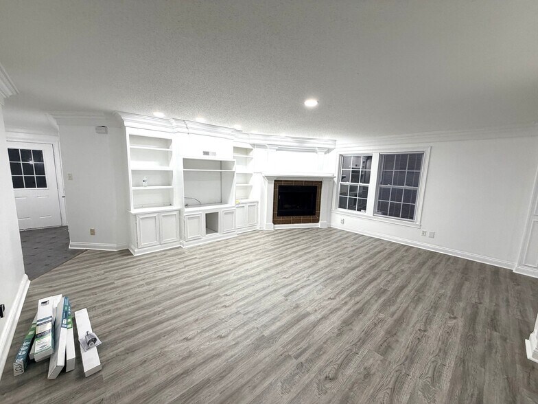 Building Photo - 10882 Emery Dr