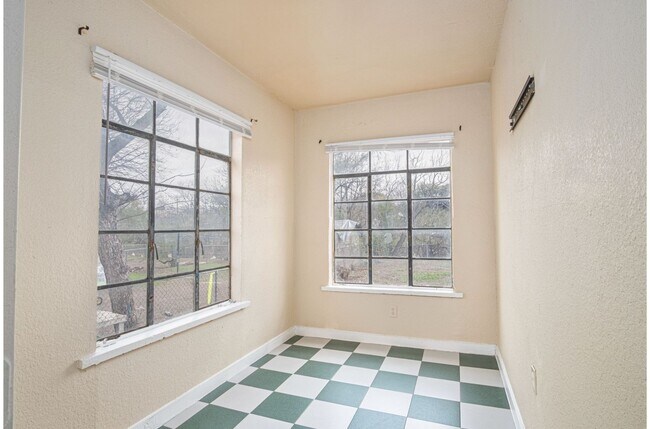 Building Photo - 928 Poinsettia St
