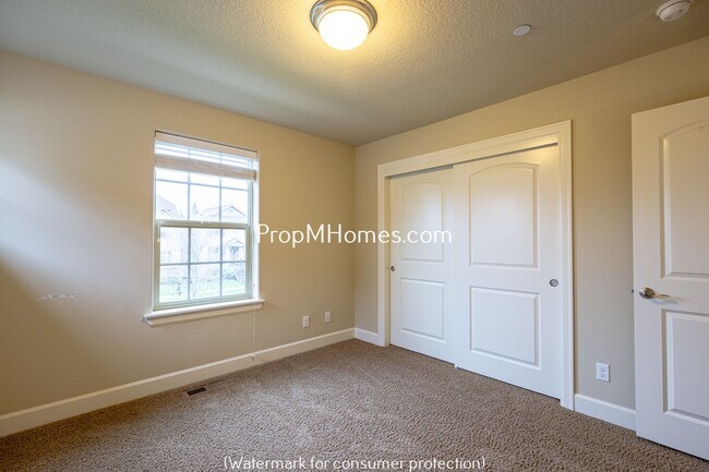 Building Photo - Beautiful Open Concept Four Bedroom Plus Office/Den in Villebois!