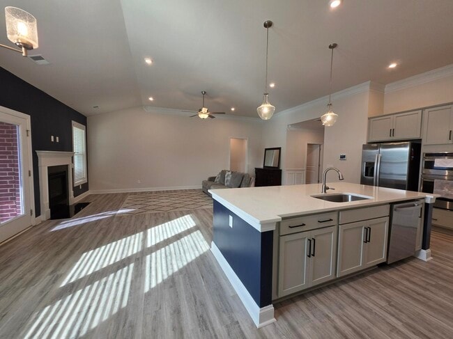 Building Photo - 3360 Rustic Dr