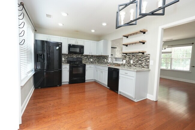Building Photo - Spacious 4-bedroom, 2.5-bath home with a p...