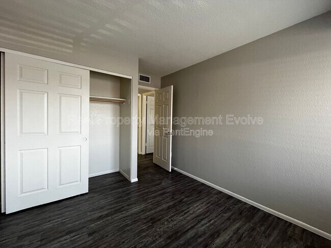 Building Photo - 2040 S Longmore