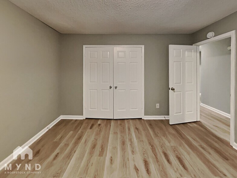 Building Photo - 6718 Lake Point Cir