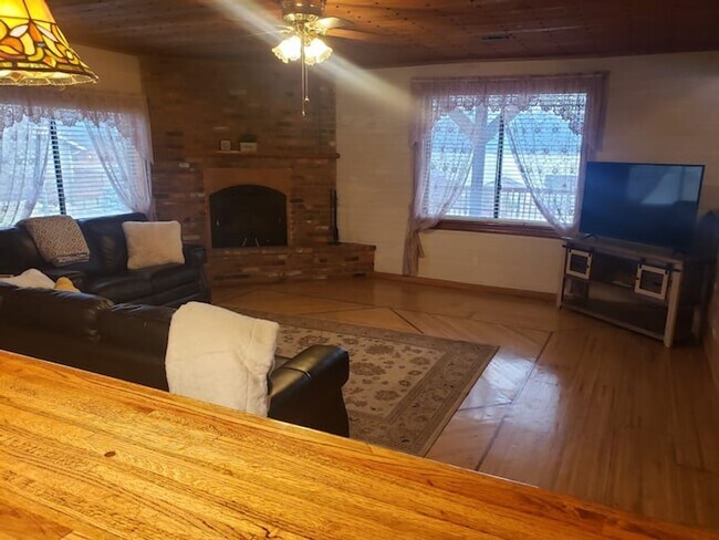 Building Photo - Log Home with close public lake access - A...