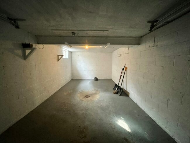 Building Photo - 215 Erhardt Dr