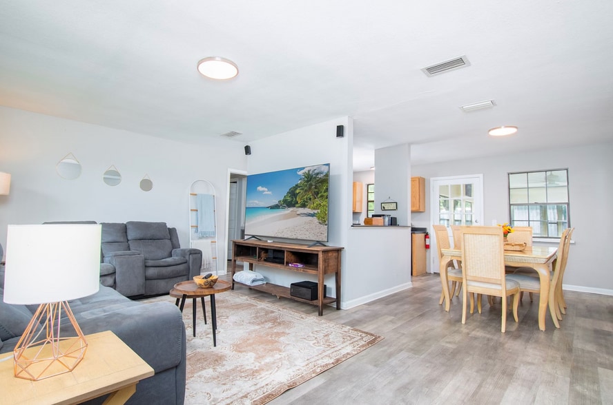 Building Photo - 2233 La Valle Dr