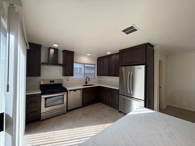Building Photo - 43060 Larwood St