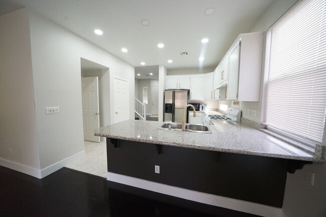 Building Photo - SHOWINGS AVAILABLE NOW