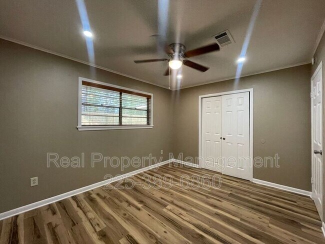 Building Photo - 4225 W Central Ave