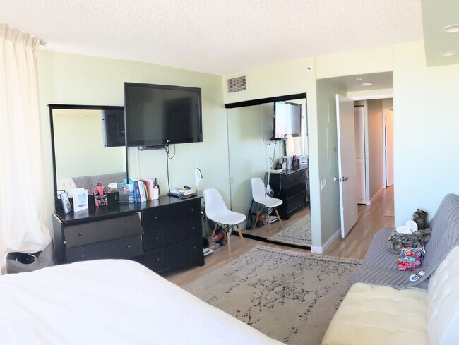 Building Photo - Honolulu Park Place Penthouse 1 Bedroom 1 ...