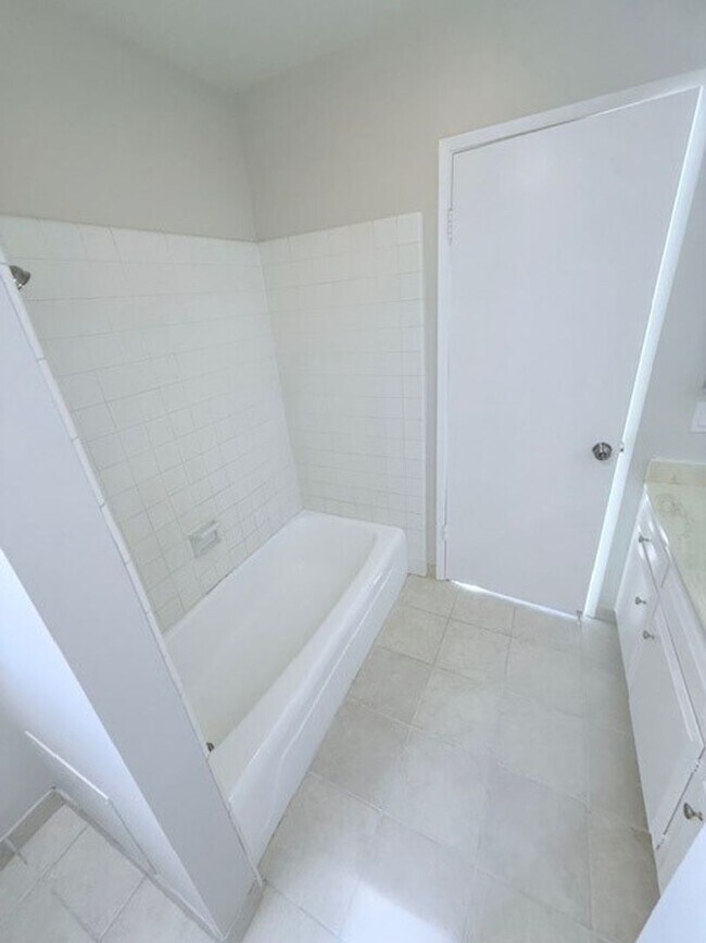 Building Photo - Hidden Valley Townhome Available