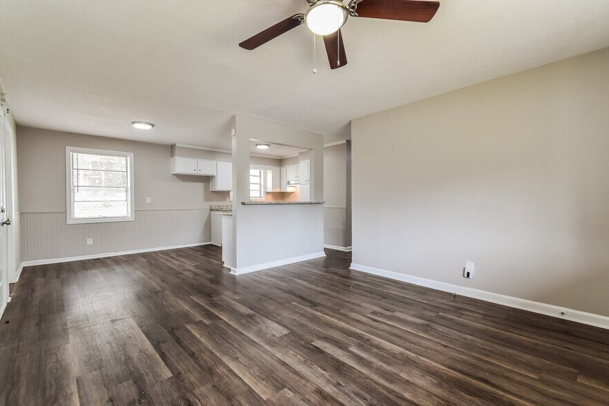 Building Photo - 5044 Gardiner Dr