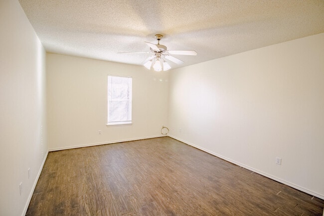 Building Photo - 10601 Canton Ave