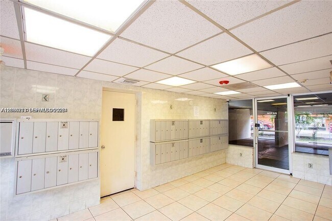 Building Photo - 1225 NE 124th St