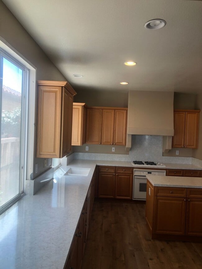 Building Photo - 5BD 2.5BA House in Carlsbad