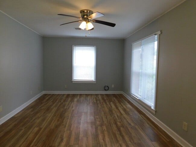 Building Photo - Cute 2-bedroom, 1 bath duplex near downtown.