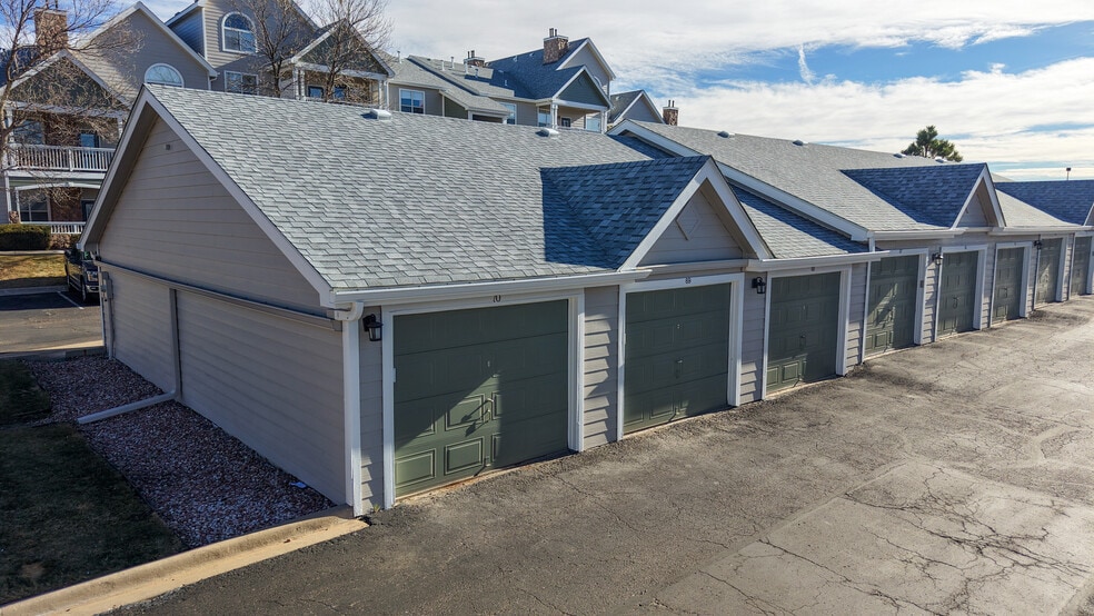 2 car garages - 6021 Castlegate Dr W