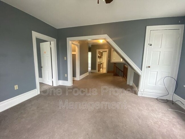 Building Photo - 425 Louisa St