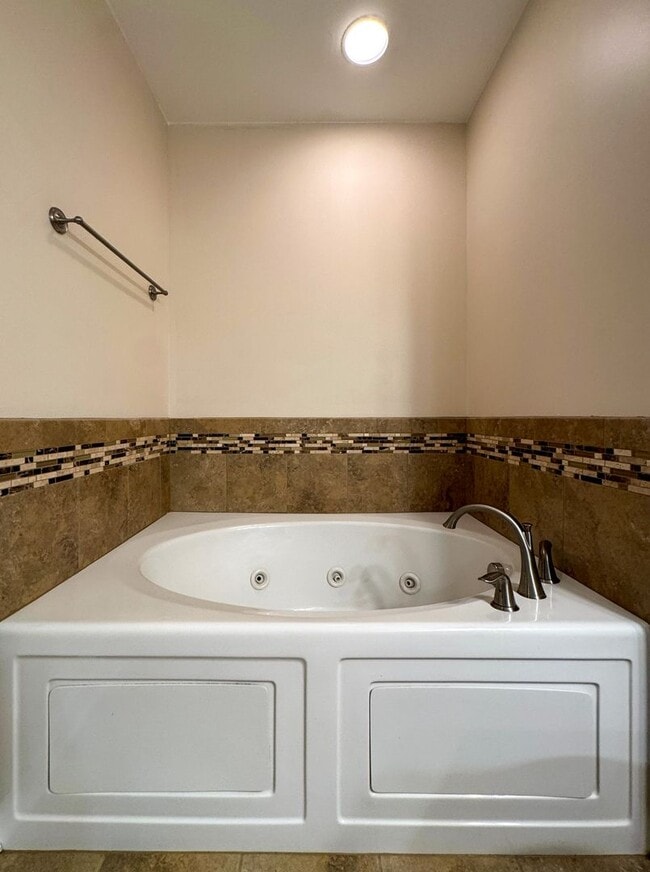 Building Photo - Lovely 3 Bed 2.5 Bath Home with Community Amenities