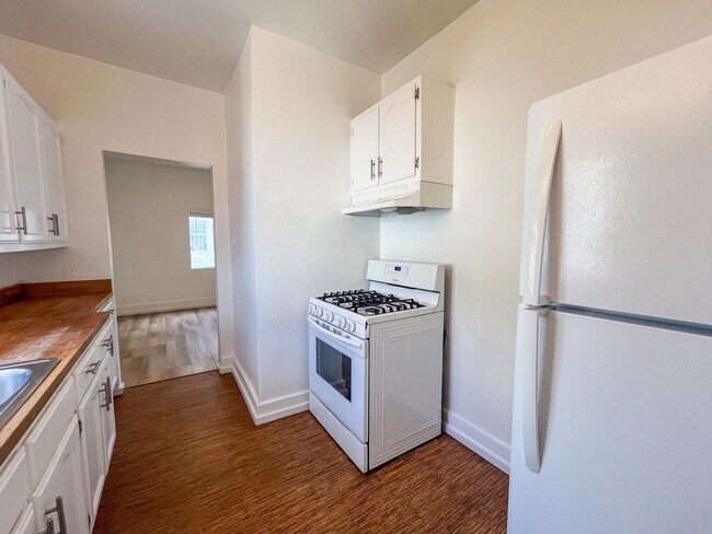 Interior Photo - 3956 W 27th St