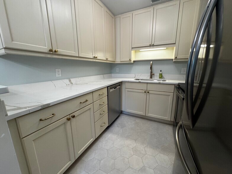 Building Photo - 753 Ashdale Dr