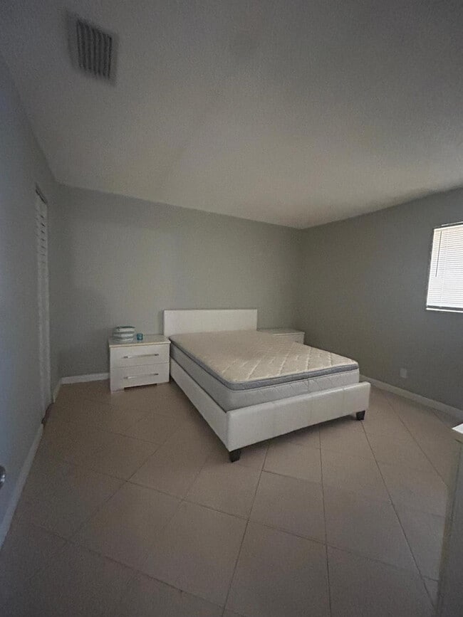 Building Photo - 3109 NW 2nd Terrace