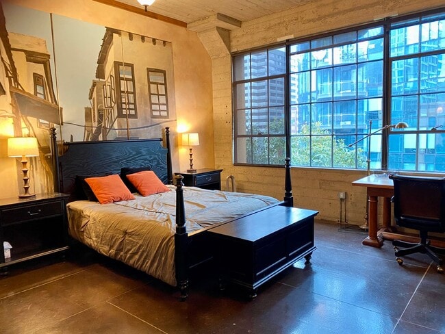 Building Photo - LUXURY TOP-FLOOR 2BR/2.5BA PENTHOUSE LOFT ...