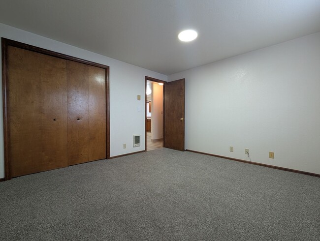 Building Photo - Great first floor 2bed/1 bath apartment in...