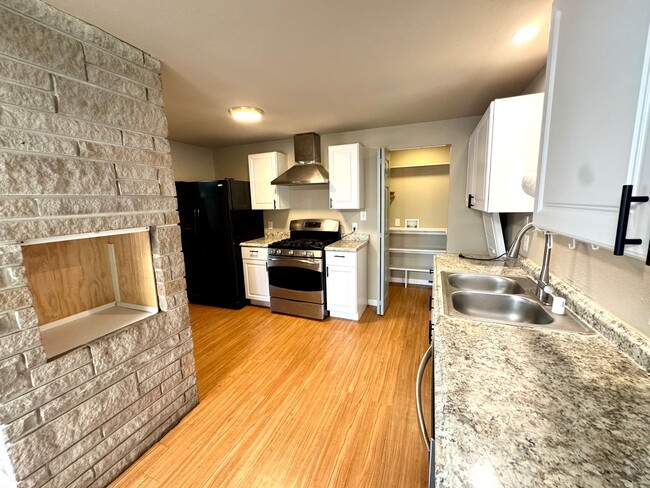 Building Photo - Spacious 4-Bed, 2-Bath Duplex – Utilities ...