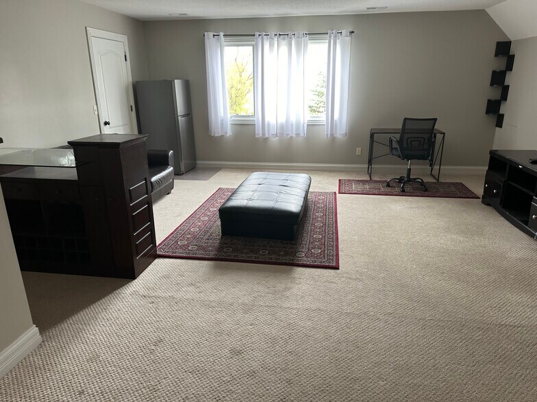 Living room - 10008 Covington Rd