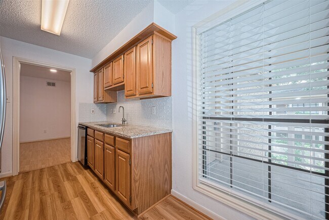 Building Photo - 1311 Antoine Dr