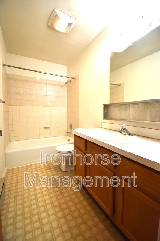 Building Photo - 811 W Villard St